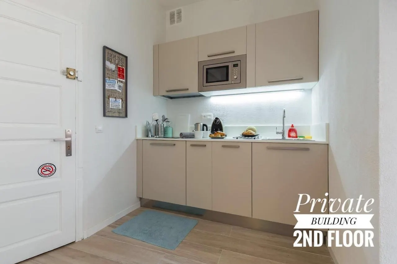 Private Building, 4 Apts, Unique At Nice- Old Town 公寓